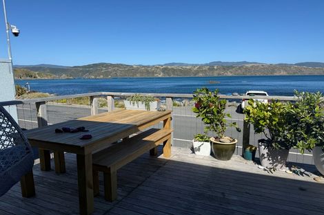 Photo of property in 63 Breaker Bay Road, Breaker Bay, Wellington, 6022