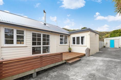 Photo of property in 2 Te Pari Pari Road, Pukerua Bay, 5026