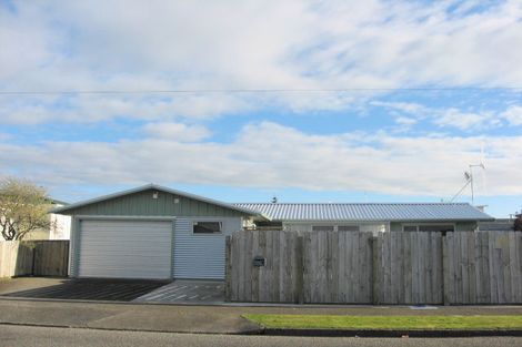 Photo of property in 2 Meadowvale Drive, Levin, 5510