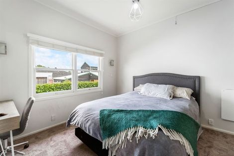 Photo of property in 2/118 East Coast Road, Forrest Hill, Auckland, 0620