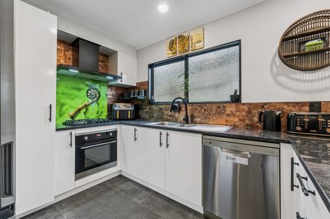 Photo of property in 2/22 Merton Avenue, Glenfield, Auckland, 0627