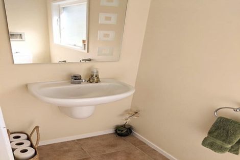 Photo of property in 90 Exmouth Road, Northcote, Auckland, 0627