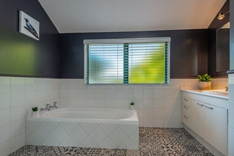 Photo of property in 64 Clifton Terrace, Fitzherbert, Palmerston North, 4410