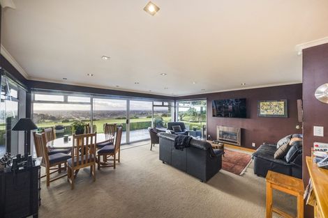 Photo of property in 38 Titirangi Drive, Fitzherbert, Palmerston North, 4471