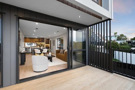 Photo of property in 2/32 Beulah Avenue, Rothesay Bay, Auckland, 0630