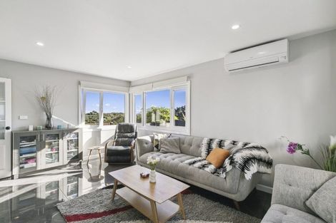 Photo of property in 2b Paratu Way, Strathmore Park, Wellington, 6022