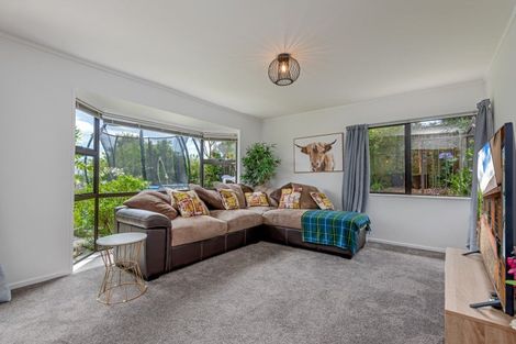 Photo of property in 1 Springdale Grove, Fitzherbert, Palmerston North, 4410