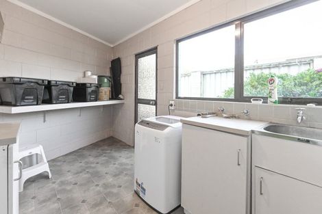 Photo of property in 15 Deakin Place, Clive, 4102