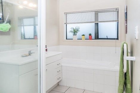 Photo of property in 41 Kellaway Drive, East Tamaki, Auckland, 2013