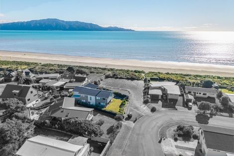 Photo of property in 31 Oratia Street, Waikanae Beach, Waikanae, 5036