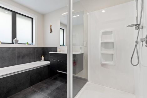 Photo of property in 13 Vogwill Road, Kumeu, 0810