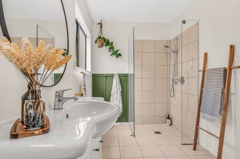 Photo of property in 6 Rautawhiri Road, Helensville, 0800