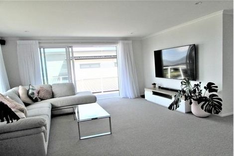 Photo of property in 10 Cromwell Point, Newlands, Wellington, 6037