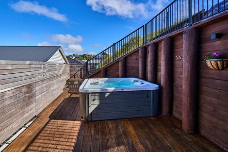 Photo of property in 28 Domett Street, Newlands, Wellington, 6037