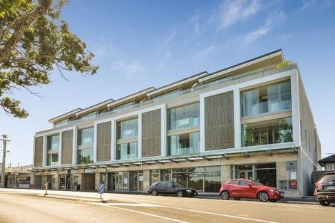 Photo of property in 6/585g Beach Road, Rothesay Bay, Auckland, 0630