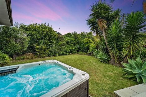 Photo of property in 2/118 East Coast Road, Forrest Hill, Auckland, 0620