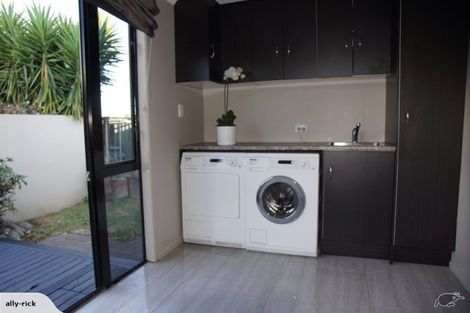 Photo of property in 49 Paynters Avenue, Strandon, New Plymouth, 4312