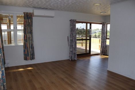 Photo of property in 10 Ingleby Place, Kelston, Auckland, 0602