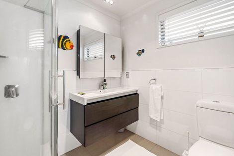 Photo of property in 2 Paradise Point Place, One Tree Point, 0118