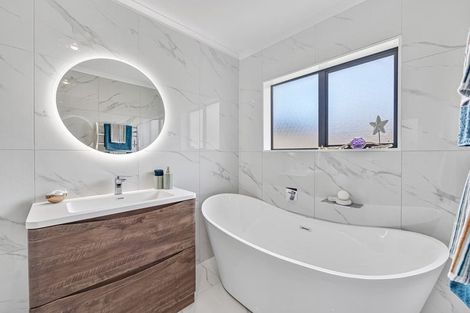 Photo of property in 60 Robert Ross Place, Clendon Park, Auckland, 2103