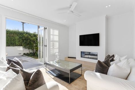 Photo of property in 1/2 Holiday Road, Milford, Auckland, 0620