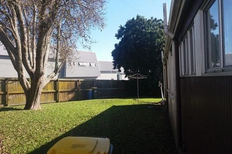 Photo of property in 2 Vera Road, Te Atatu South, Auckland, 0610