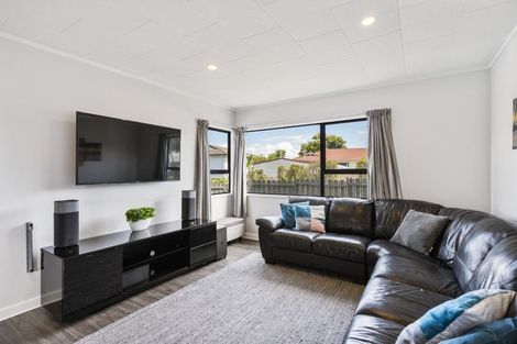 Photo of property in 2/16 Cabello Place, Unsworth Heights, Auckland, 0632