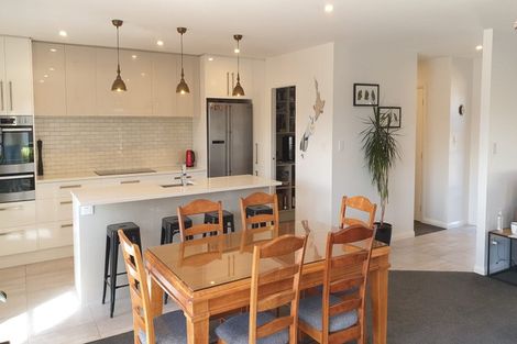 Photo of property in 118 Johnstone Drive, Fitzherbert, Palmerston North, 4410