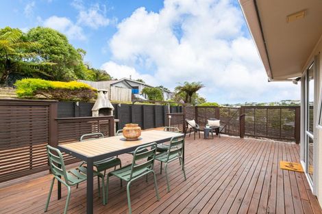 Photo of property in 17 Cheltenham Terrace, Newlands, Wellington, 6037