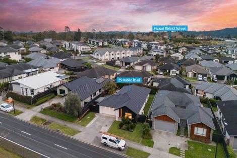 Photo of property in 25 Nobilo Road, Kumeu, 0810