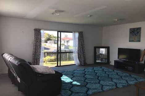 Photo of property in 2/31 Solveig Place, Randwick Park, Auckland, 2105