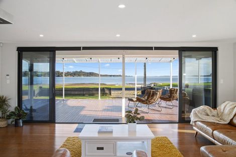 Photo of property in 25 Kawakawa Bay Coast Road, Kawakawa Bay, Papakura, 2585