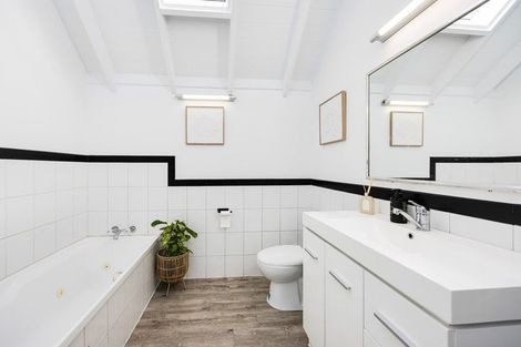 Photo of property in 29 Masterton Road, Rothesay Bay, Auckland, 0630