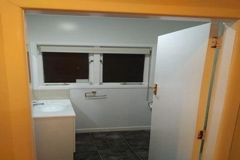 Photo of property in 28 Coles Crescent, Papakura, 2110