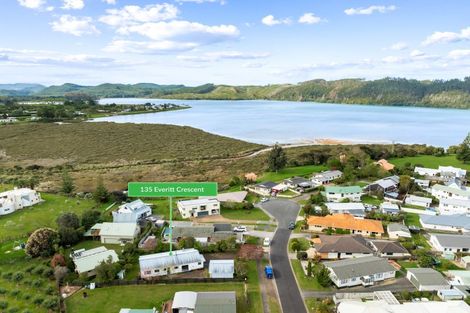 Photo of property in 135 Everitt Crescent, Whangamata, 3620