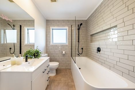 Photo of property in 17 Sumner Terrace, Aotea, Porirua, 5024