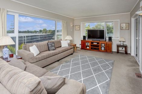 Photo of property in 10 Woodcote Drive, Glenfield, Auckland, 0629