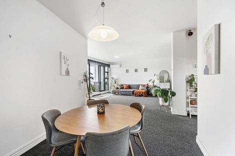 Photo of property in Endeavour Apartments, 11/125 Thorndon Quay, Pipitea, Wellington, 6011