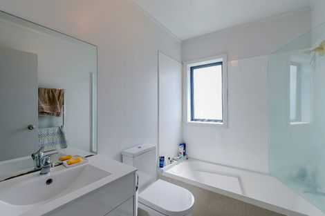 Photo of property in 3/5 John Jennings Drive, Oteha, Auckland, 0632