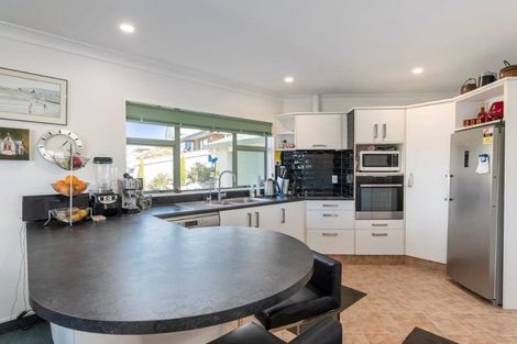 Photo of property in 16 Barrett Drive, Waikanae Beach, Waikanae, 5036