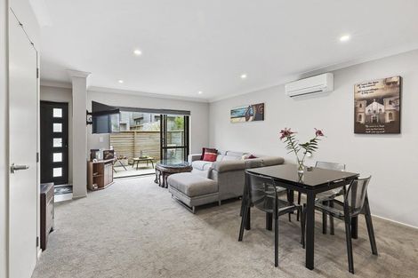 Photo of property in 19 Brindle Way, Newlands, Wellington, 6037