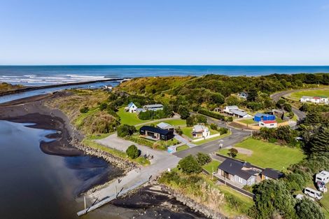 Photo of property in 9 Beach Road, Patea, 4520