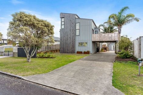Photo of property in 221 Linton Crescent, Whangamata, 3620