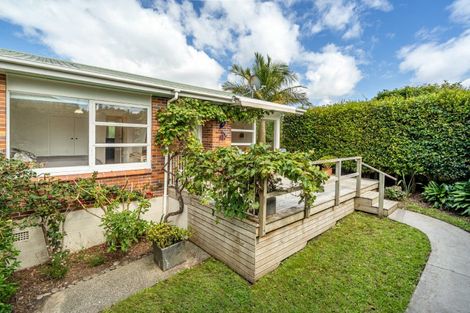 Photo of property in 2/2b Grove Road, Narrow Neck, Auckland, 0624