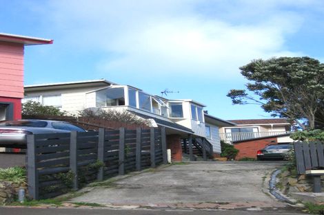 Photo of property in 54 Colchester Crescent, Newlands, Wellington, 6037