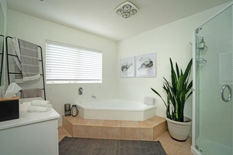 Photo of property in 25 Walpole Avenue, Hillpark, Auckland, 2102