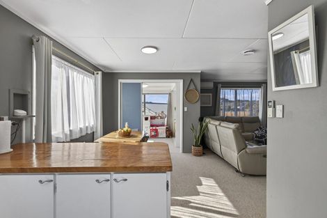 Photo of property in 35 Riversdale Drive, Merrilands, New Plymouth, 4312