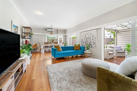 Photo of property in 2/118 East Coast Road, Forrest Hill, Auckland, 0620