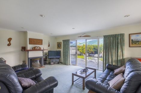 Photo of property in 66 Guildford Drive, Paraparaumu, 5032