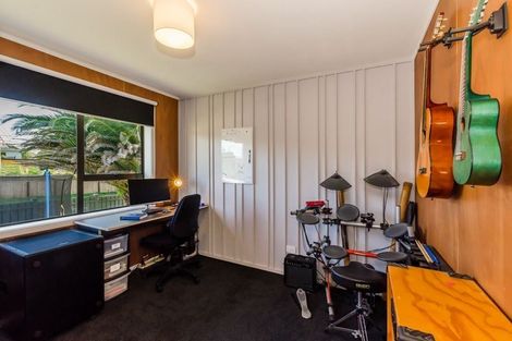 Photo of property in 1 Freyberg Crescent, Waikanae Beach, Waikanae, 5036